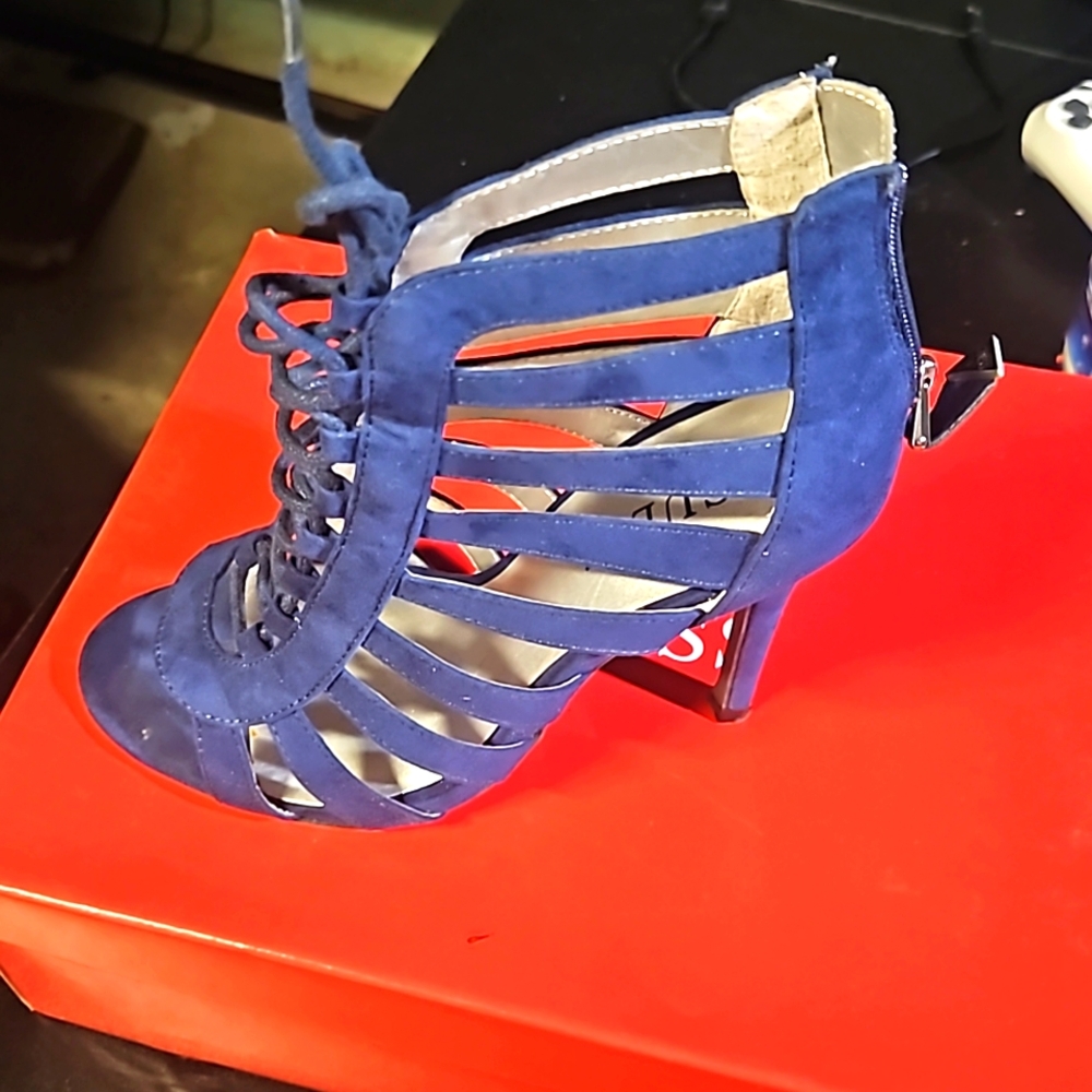 Is a beautiful shoes but I'm not using more.